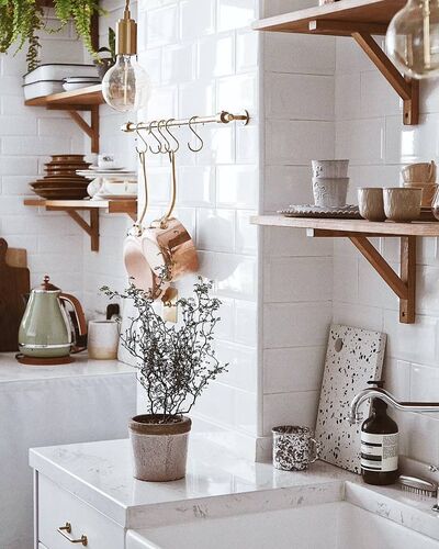 Stylingtipp für eine schöne Küche: Blumen und Kräuter